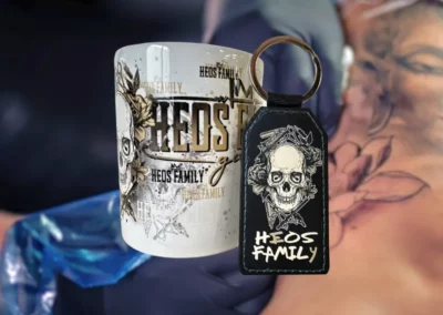 Mug et porte-clé personnalisés au logo du tatoueur Heos Tattoo