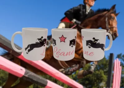 Mug personnalisé avec une illustration d'un cheval qui saute et du prénom de la cavalière
