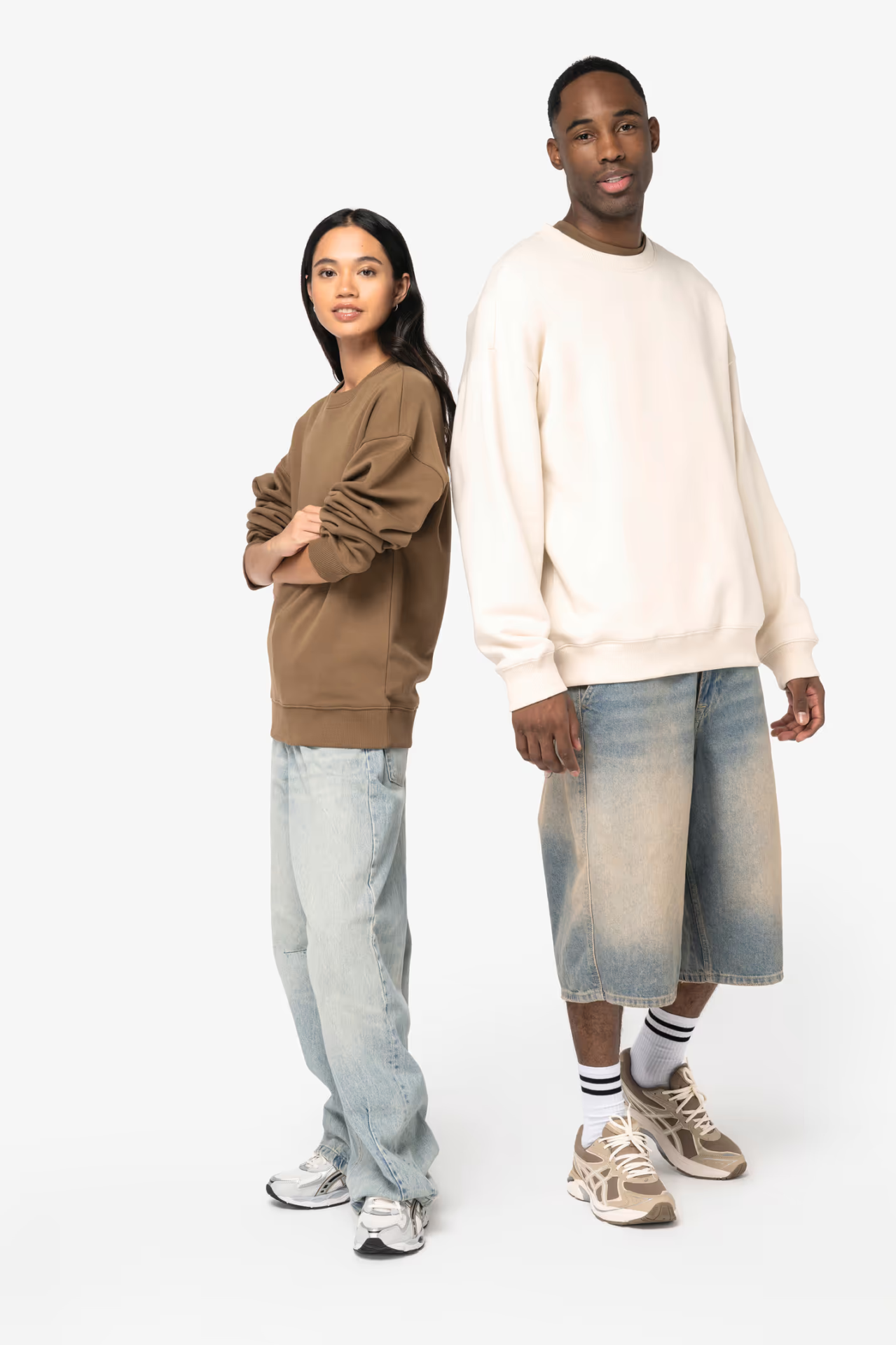 atelier-brod-art-creations-soissons-aisne-marquage-textile-sweats-beige-marron-mannequins-articles-blog-grammage Deux mannequins portant des sweats unis beige et marron – vêtements personnalisables à grammage élevé pour broderie ou impression textile
