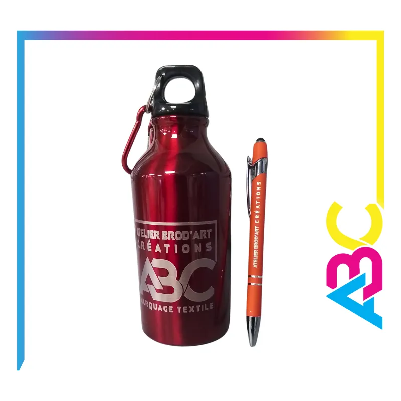 Gravure laser sur gourde aluminium et stylo publicitaire – Réalisation personnalisée par Atelier Brod’Art Créations à Soissons.