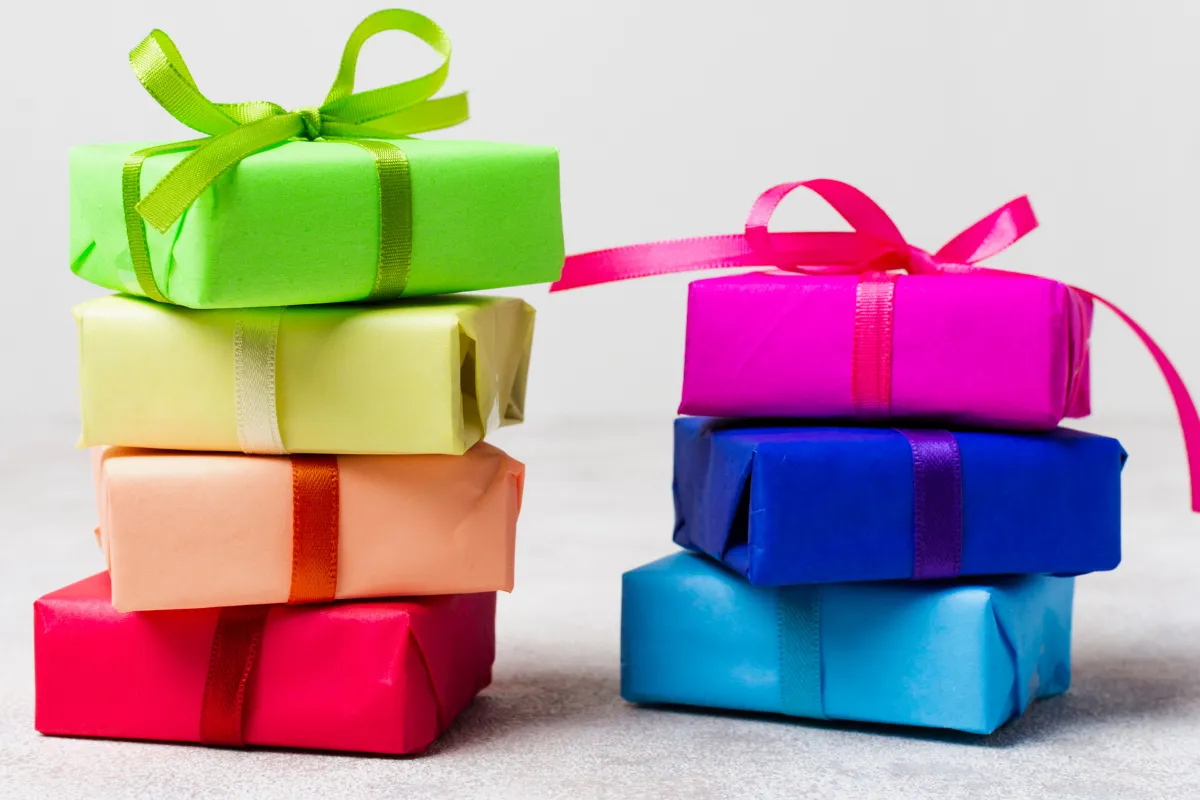 Empilement de cadeaux colorés – Illustration des idées-cadeaux proposés par Atelier Brod’Art Créations à Soissons.