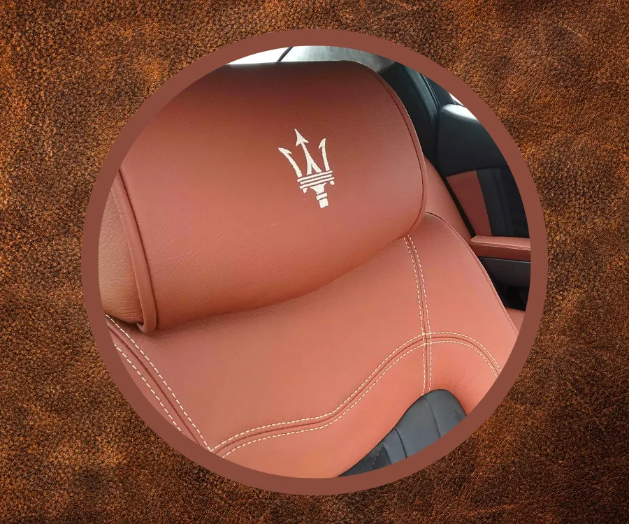 Broderie sur cuir de siège auto – Logo Maserati brodé par Atelier Brod’Art Créations à Chaudun près de Soissons.