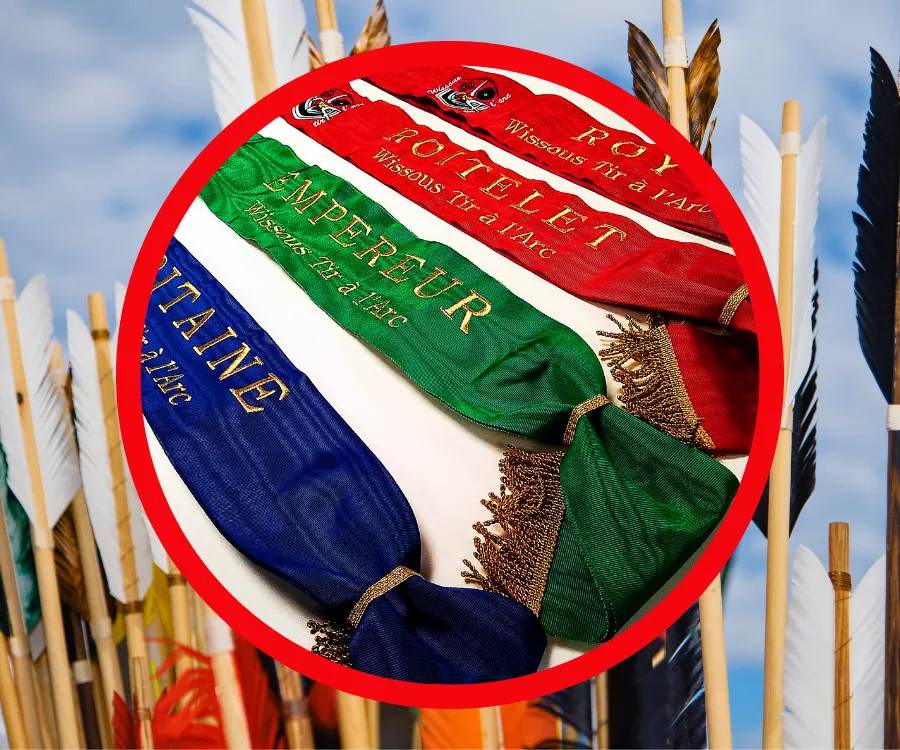 Écharpes de tir à l’arc brodées – Personnalisation avec titres, noms et logos réalisée par Atelier Brod’Art Créations à Chaudun.