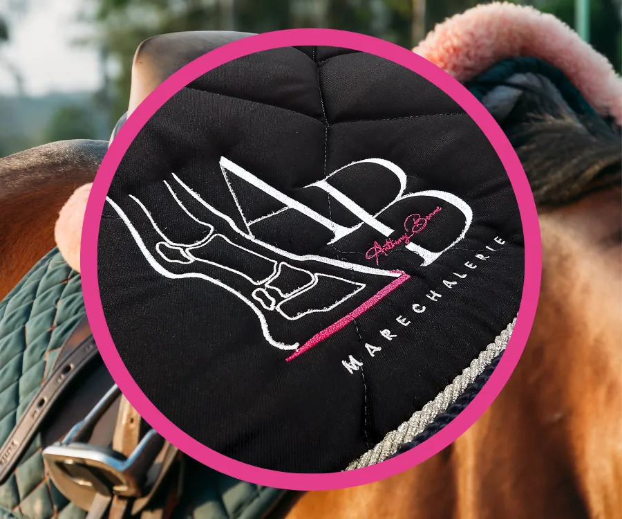 Broderie personnalisée sur tapis de selle – Logo de maréchalerie brodé par Atelier Brod’Art Créations à Chaudun, dans l’Aisne.